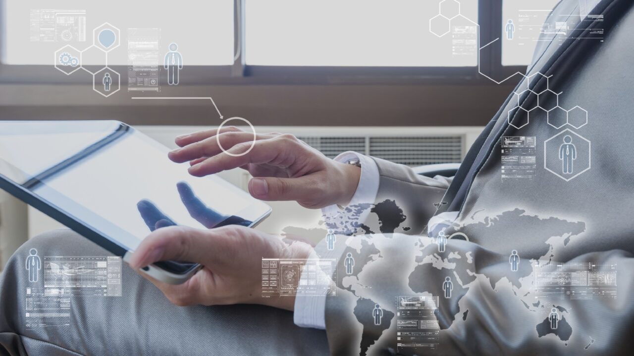 Åtta av Stockholmsbörsens storbolag saknar helt och hållet ledamöter med digital bakgrund. Som enda bank tillhör SEB den gruppen.