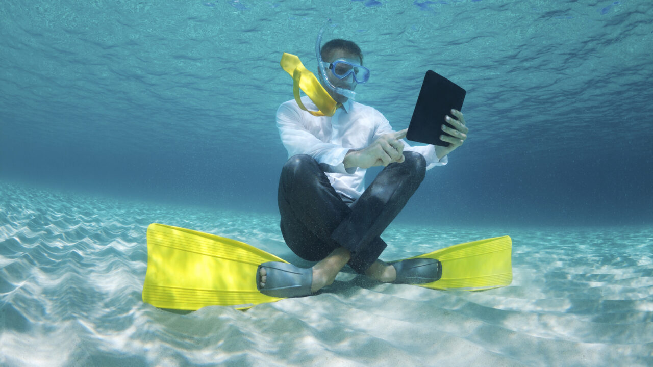 Fick du vara ledig på semestern? Varannan anställd i försäkringsbranschen läser jobbmejl under semestern och lika många tycker att kraven på tillgänglighet har ökat.