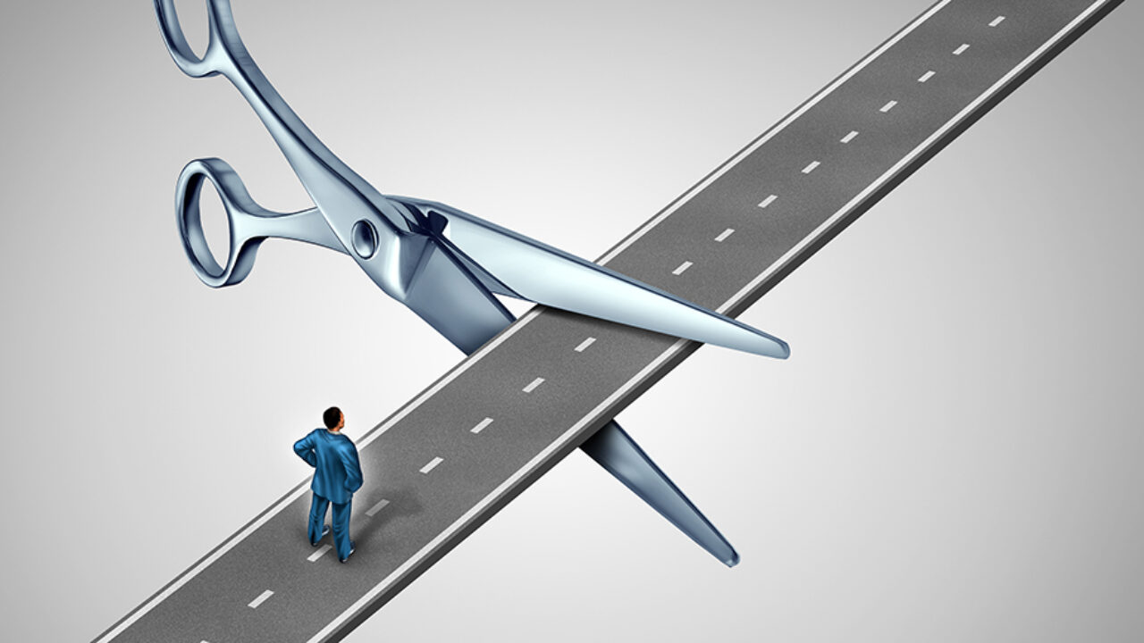 Illustration där en stor sax klipper av vägremsan som en affärsman går på.