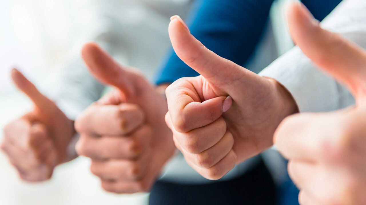 En rad med händer som visar tummen upp.