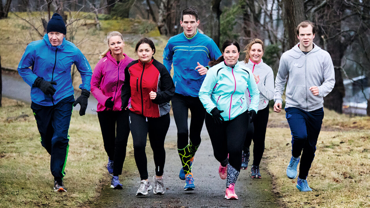 Sju kollegor på Aktieinvest ute på gemensam löprunda i Vasaparken i Stockholm.