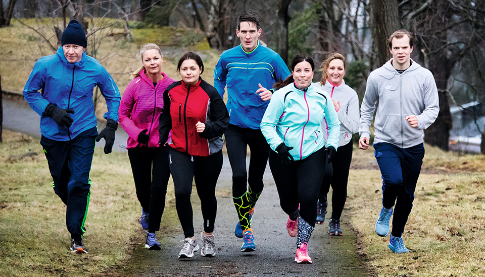 Sju kollegor på Aktieinvest ute på gemensam löprunda i Vasaparken i Stockholm.